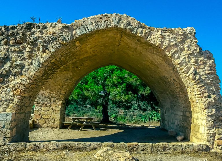 שביל המעיין: עין צור וחורבות עלק